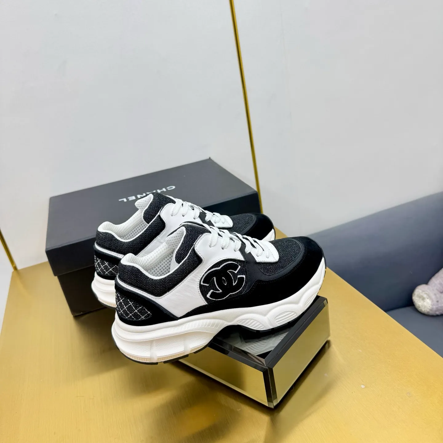 p700🐮🐮Upgraded version, upgraded version, upgraded version! No rebuttal accepted! ! ! ! Chanel Chanel dad shoes, couples' model for men and women - 2025 top casual sneakers in the counter. This classic design; the upper is electro-embroidered with various techniques; ❷The inner lining is made of: original Yangli + net ❸The outsole is based on: the original TPU combination outsole. The full set of boutique packaging for women 35–41